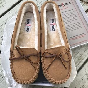 Minnetonka Cally Moccasin Slippers 9 Wide New in Box